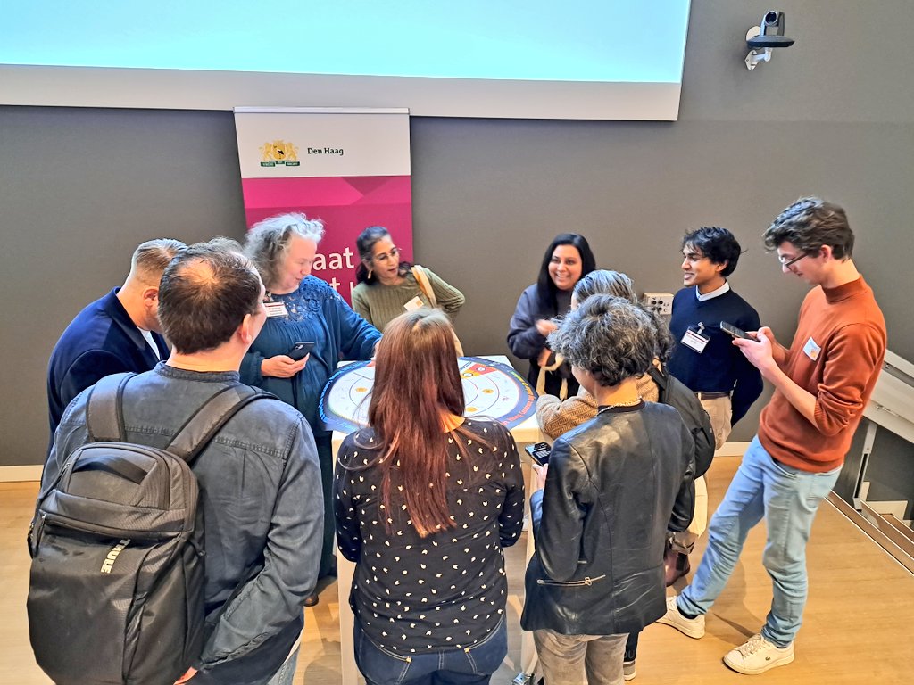 Gemeenteraad070's tweet photo. De tafelgesprekken worden begeleid door onafhankelijke gespreksbegeleiders van @centrum1622. De bewoners, raadsleden en fractievertegenwoordigers werken in vier rondes aan het uitwerken van een idee om stadsdeel Centrum nóg beter te maken. #RaadInDeStad https://t.co/QhDr9xdI5S