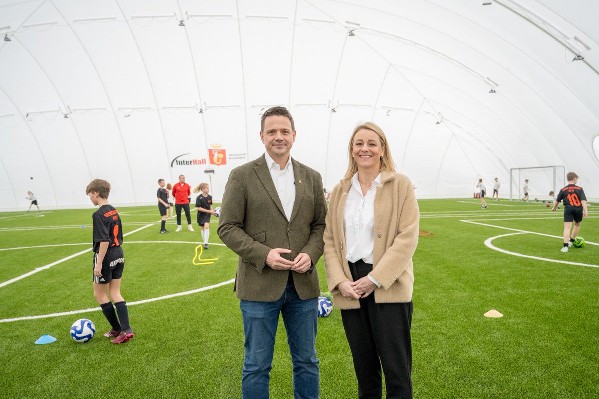 trzaskowski_'s tweet photo. W kampanii 5 lat temu zapowiadałem program zadaszania boisk sportowych balonami. Na samej Białołęce zadaszyliśmy ich 5 - w tym tu, przy szkole podstawowej nr 112. W całej @warszawa takich obiektów mamy już 58. Dzieciaki mogą trenować niezależnie od pogody, co cieszy także rodziców 🙂