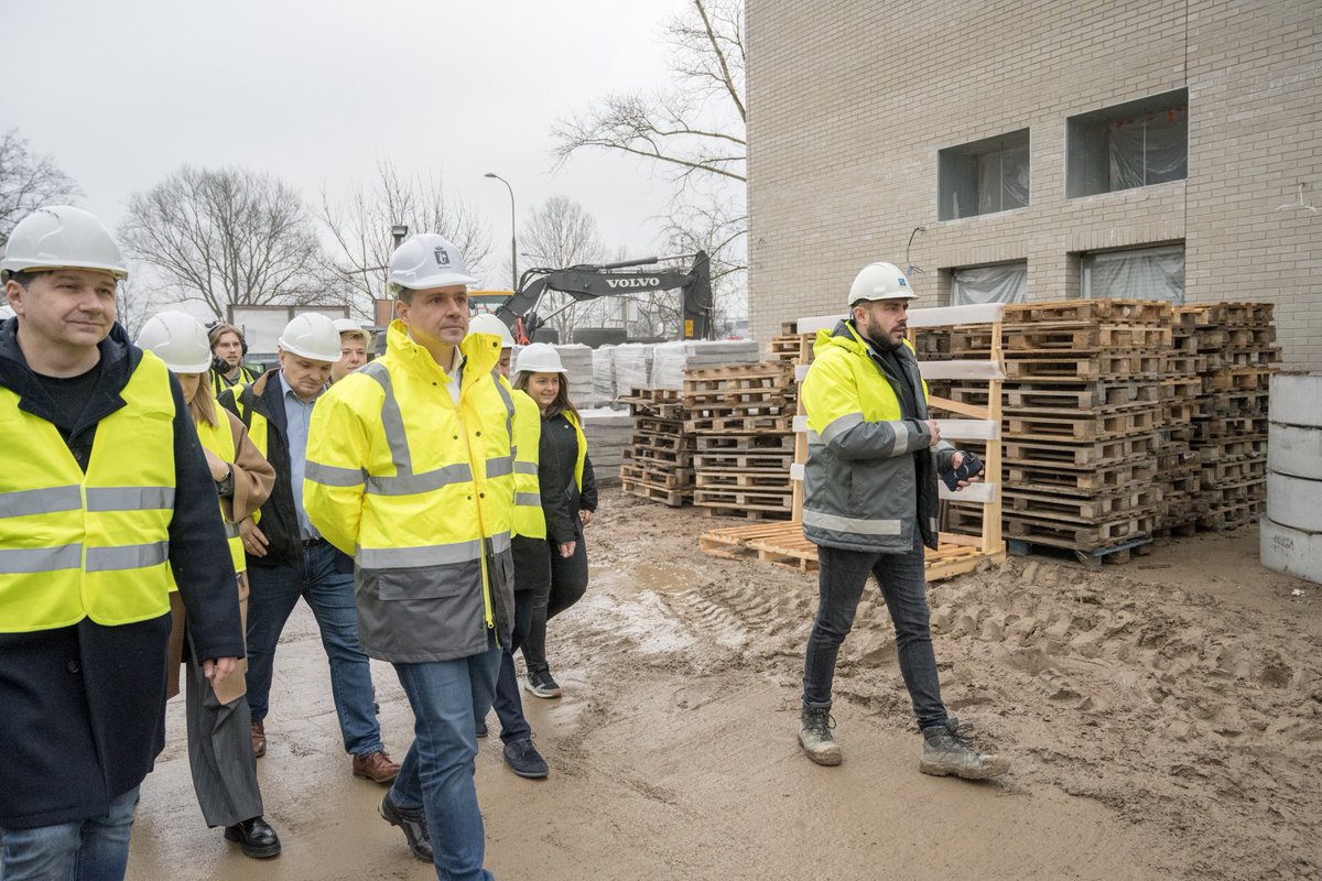 trzaskowski_'s tweet photo. Rekordowy program inwestycji w edukację zmienia całą @warszawa, ale Białołękę szczególnie. Od początku kadencji oddaliśmy tu do użytku 3 nowe szkoły - to najwięcej ze wszystkich dzielnic. A czwarta powstaje tu, na ul. Świderskiej. Budynek rośnie w oczach! https://t.co/cSZ3dhMNOF
