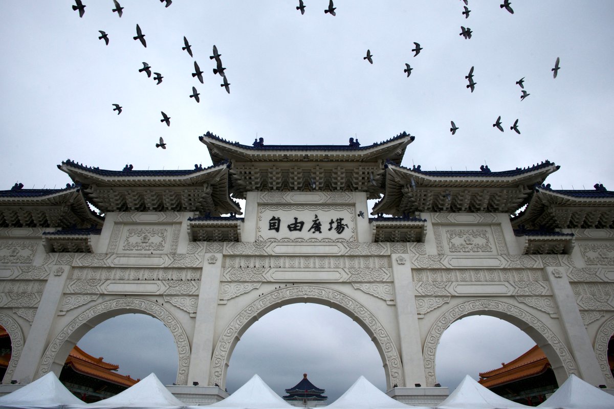 Pigeons fly over Liberty Square outside the Chiang Kai-shek Memorial Hall on the 77th anniversary of the '228 Incident' in Taipei on Feb. 28, 2024. #Taiwan 📷: AFP