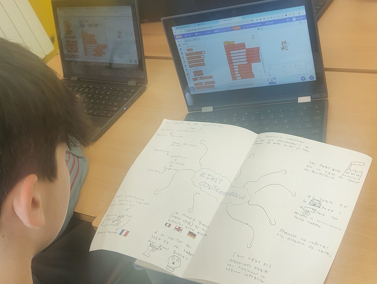 EscolaElsPins's tweet photo. L'alumnat de #6PRI comença a programar amb @scratch el seus jocs de preguntes aleatòries de l'Edat Moderna i la Contemporània
#IntegremLesTac
#Història
#Aprendrefent
#AprenentatgeAmbSentit https://t.co/dlM9xbEUvm