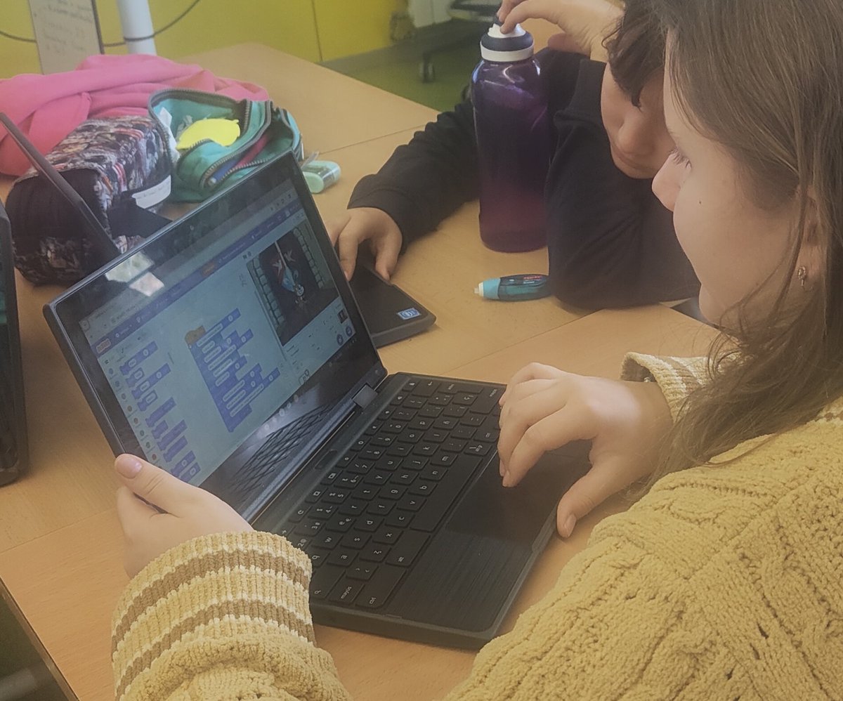 EscolaElsPins's tweet photo. L'alumnat de #6PRI comença a programar amb @scratch el seus jocs de preguntes aleatòries de l'Edat Moderna i la Contemporània
#IntegremLesTac
#Història
#Aprendrefent
#AprenentatgeAmbSentit https://t.co/dlM9xbEUvm