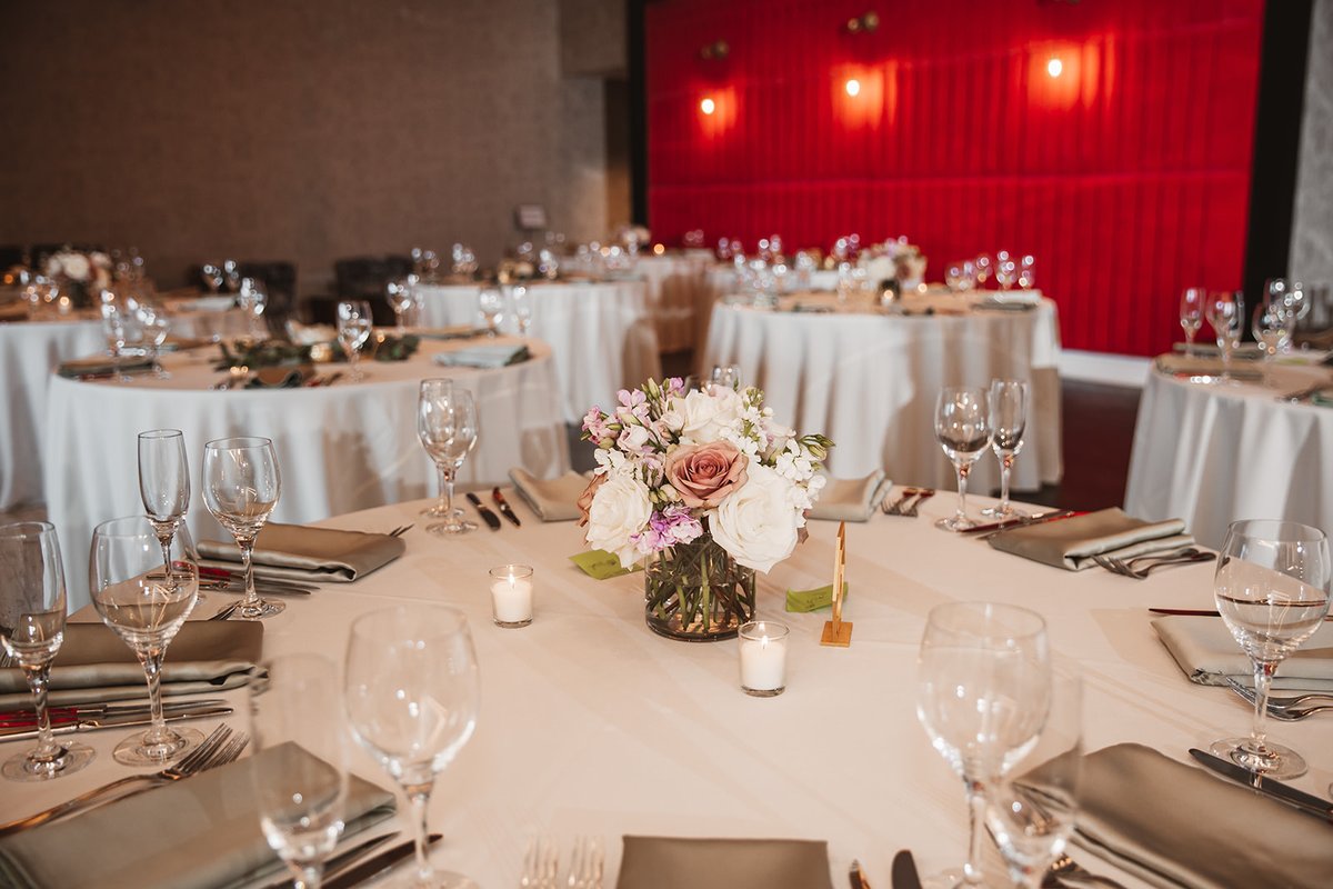 Simple spring wedding decor fits LM Studio’s chic glamour with ease ❤️💐

📸 The Adamkovi

#lmstudiochi #chicagoeventvenue #lmcaters #chicagocatering #tablescape #weddingvenue