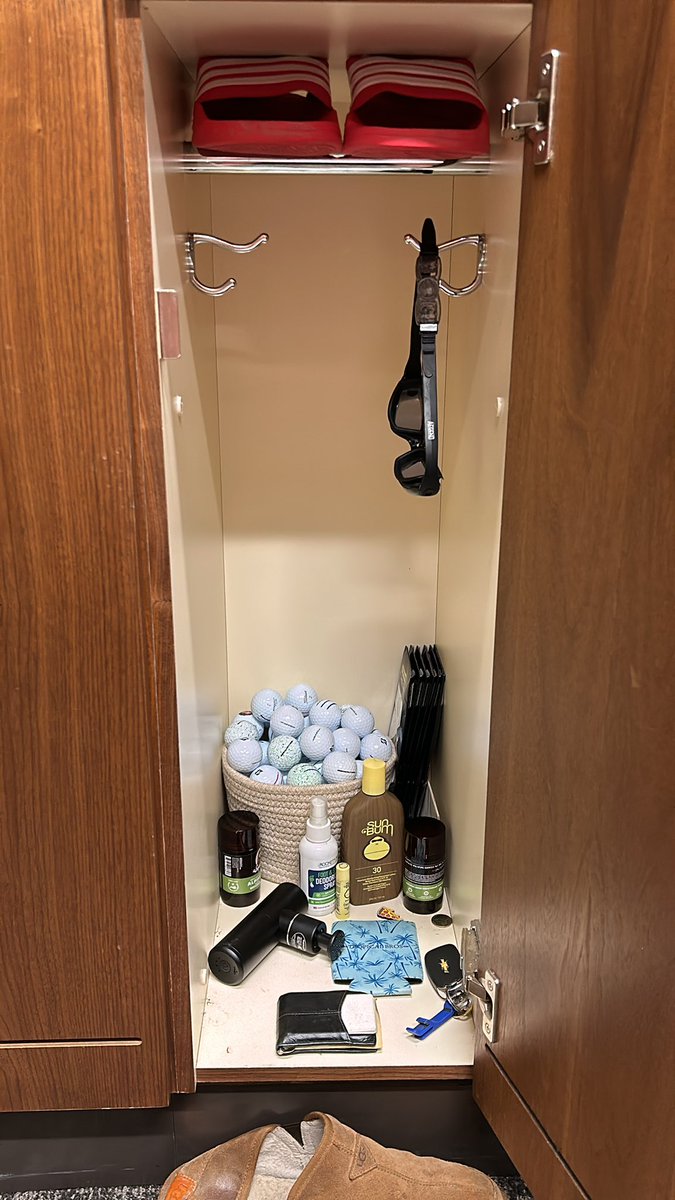 #GolfTwitter

Locker check! What do you keep in your locker?