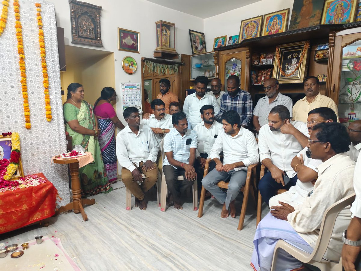 SahasraFilm's tweet photo. జమ్మికుంట పట్టణ 29వ వార్డ్ కౌన్సిలర్ రావికంటి రాజ్ కుమార్ గారి సోదరుడు నరసింహామూర్తి గారు ఇటీవల మృతి చెందగా, ఈరోజు వారి కుటుంబ సభ్యులను పరామర్శించిన హుజురాబాద్ నియోజకవర్గం కాంగ్రెస్ పార్టీ ఇంచార్జ్ *వొడితల ప్రణవ్* గారు https://t.co/UWMsDH7HQs