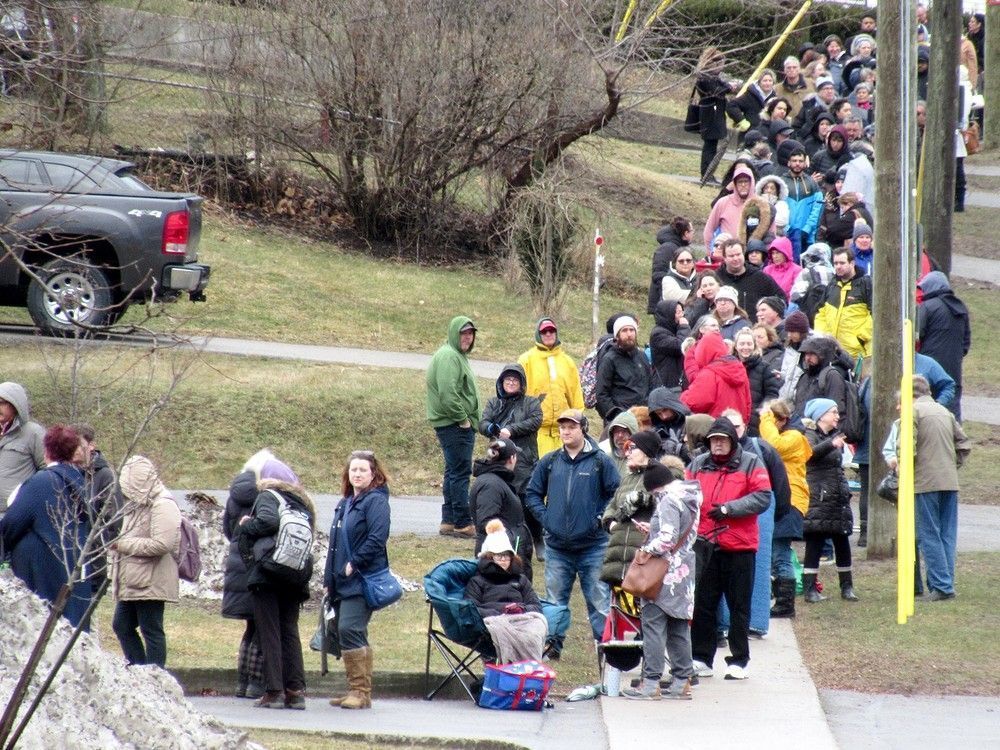WhigStandard's tweet photo. Hundreds line up to get family doctor in Kingston https://t.co/YGtwDpulkf https://t.co/SsJ3klCIBu