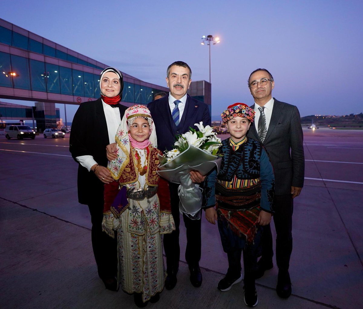 Bir dizi ziyaret gerçekleştirmek üzere ilimize teşrif eden Milli Eğitim Bakanımız Sayın Yusuf Tekin'i, Valimiz Dr. Süleyman Elban ve İl Milli Eğitim Müdürümüz Ömer Yahşi, havalimanında karşıladı. @tcmeb @Yusuf__Tekin @drsuleymanelban @yahsiomer @izmirvaliligi