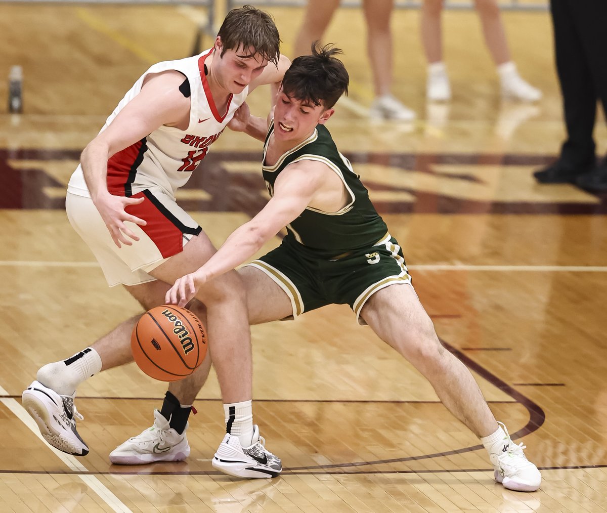 The Patriots came out victorious against the Broncos, 64-55 in the semi-final game last night. Next up for the Patriots is the IHSA Sectional Finals at 7 p.m. on Friday! Good Luck, boys! @SHSPatRiot @SHSPatsBBKB 📸 @joellerner