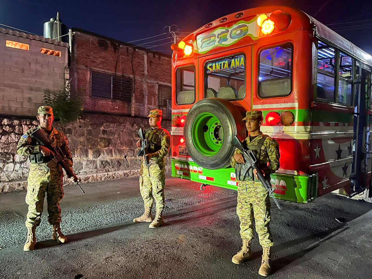 A esta hora de la noche, elementos de la <a href="/FUERZARMADASV/">FUERZA ARMADA</a> continúan trabajando para garantizar un transporte seguro para la población que retorna a sus hogares.

#PlanControlTerritorial