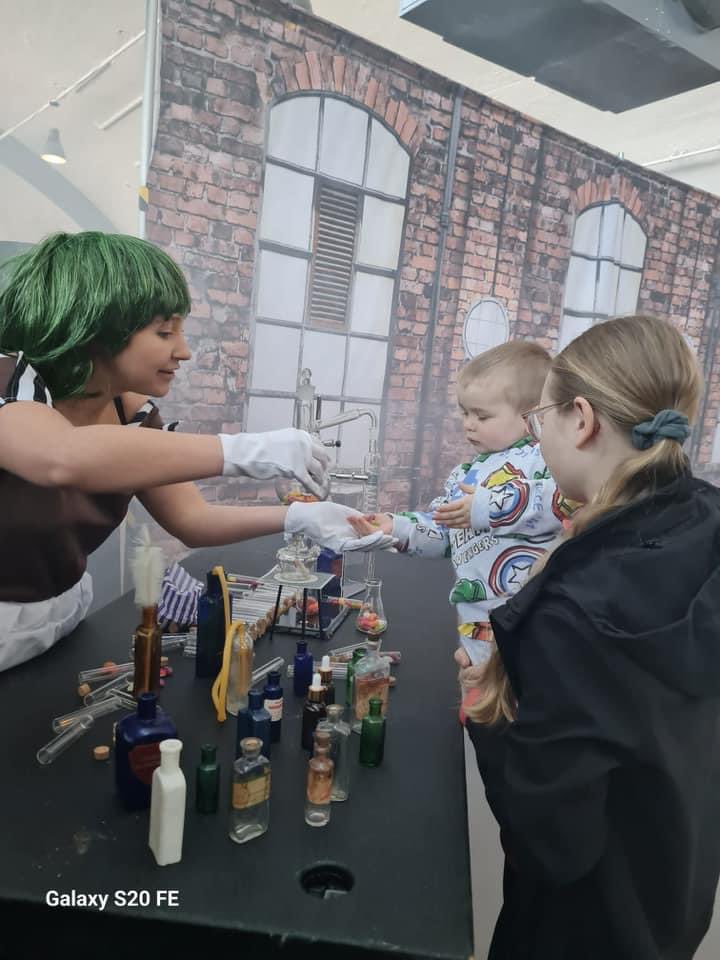 <a href="/davidmackau/">David Mack</a> <a href="/vulture/">Vulture</a> ok, there is a group that shared more photos of her and all the parents highlighted that she was extremely kind and lovely to their children and that she was trying her best. I'll leave the photos here so that more people can understand that the actors just didn't want to