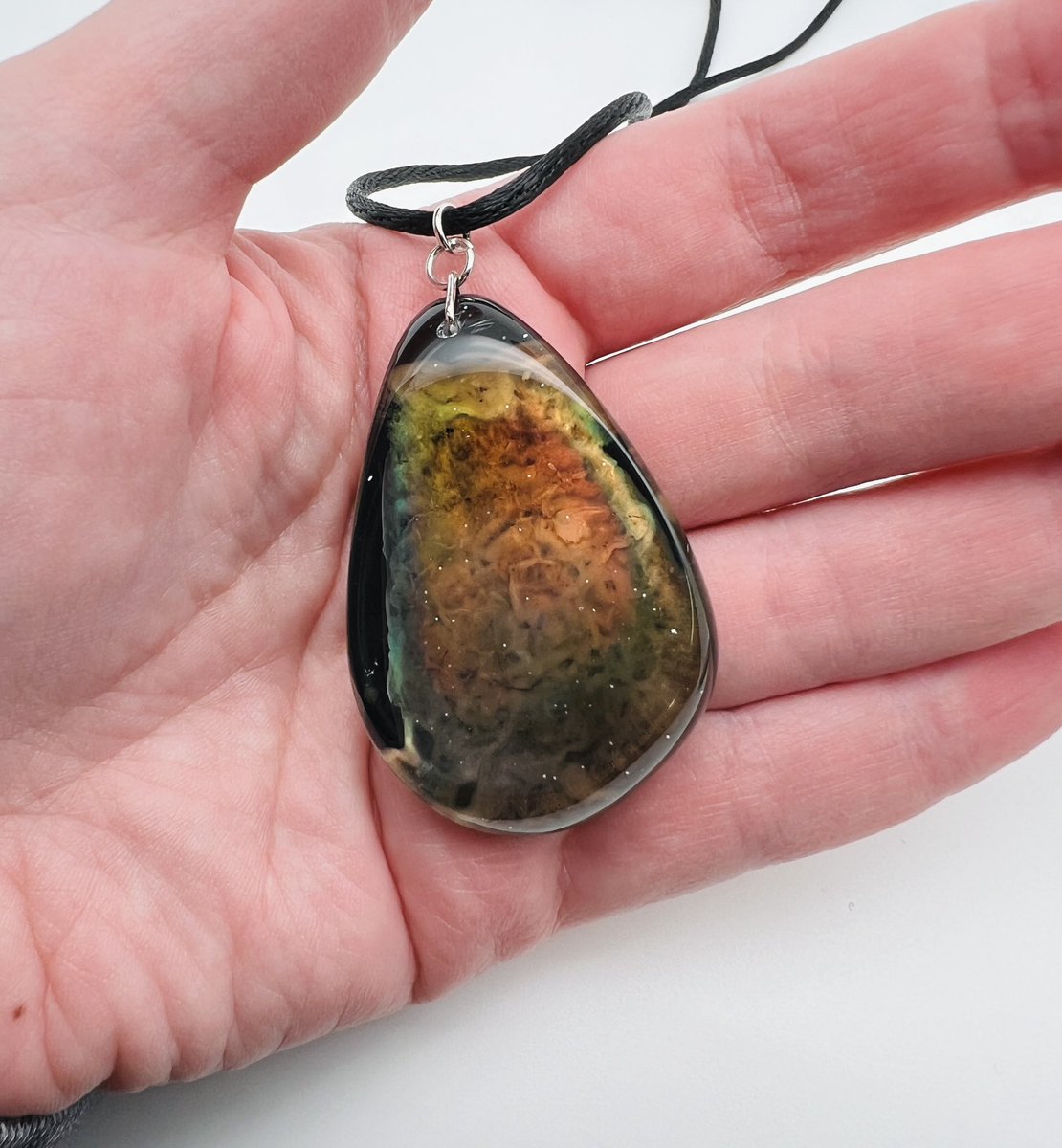ZaoNecklaces's tweet image. These are color changing worry stone shaped pendants. They go from being black to shades of red, green, blue, and purple with warmth (70°-90°).
As you hold or rub it the warmth of your hand will make it change. theZaonecklaces.etsy.com