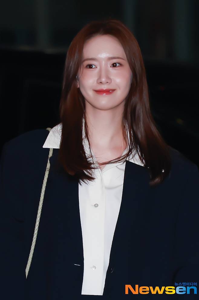 deasy_udp's tweet photo. Yoona's departure from Incheon for her fanmeeting tour YOONITE at Manila, Philippines 🩷

Slay both front and side profile 🩷

She left at dawn, there weren't many media standby at the airport

#임윤아 #LimYoonA #윤아 #YoonA https://t.co/25q1F8yQWj