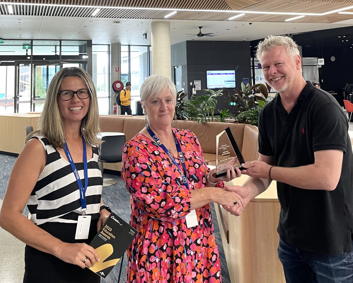 reactforchange's tweet image. Great to catch up with Michelle Crotty and Carolyn Jury at @Chisholm_Inst to accept Re:act's Industry Partnership award. We're fortunate to work with such committed and lovely people. Thanks to Chisholm partners @TACVictoria, @Transurban, @Zurich and media partner @oOh_Unmissable