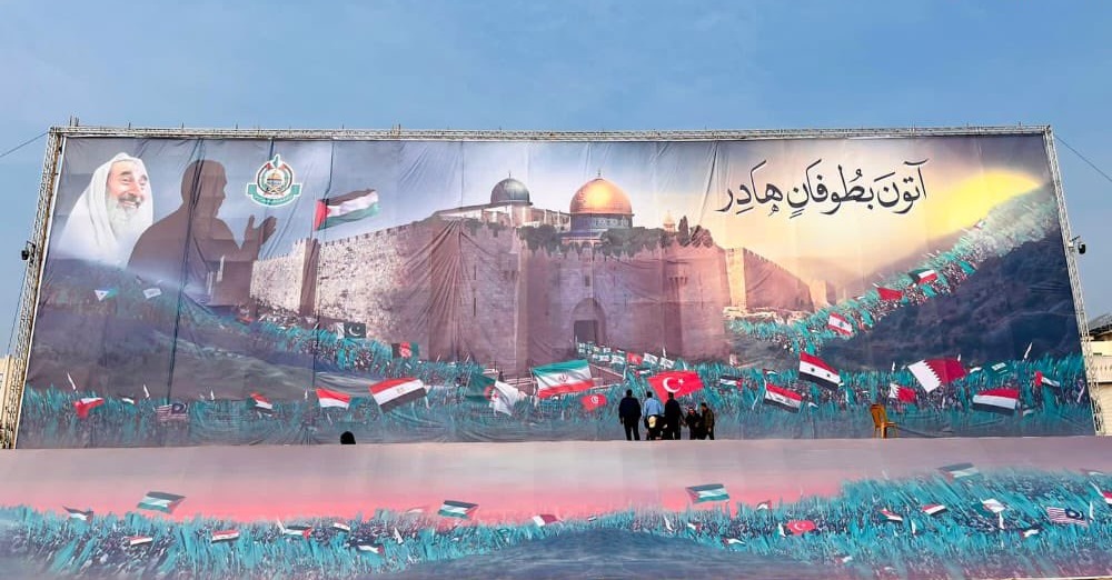 بسبب الإنتهاكات المستمرة للاحتلال الإسرائيلي ضد المسجد الأقصى المبارك وشعبنا الفلسطيني , كانت حماس في عام 2022 قد أعلنت عن عنوان "إنطلاقتها ,آتون بطوفان هادر" ويظهر في الصورة أعلام جميع البلدان العربية والإسلامية ظناً بأن العالم لن يخذلها وأن الأقصى هي عقيدة وقضية كُل مُسلم على