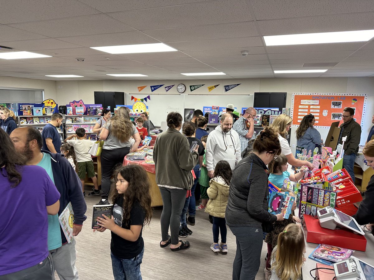 It’s BOOKFAIR FAMILY NIGHT at Crafton! We’re open until 7 PM, so… come on by! #craftoncougars #thisisRUSD