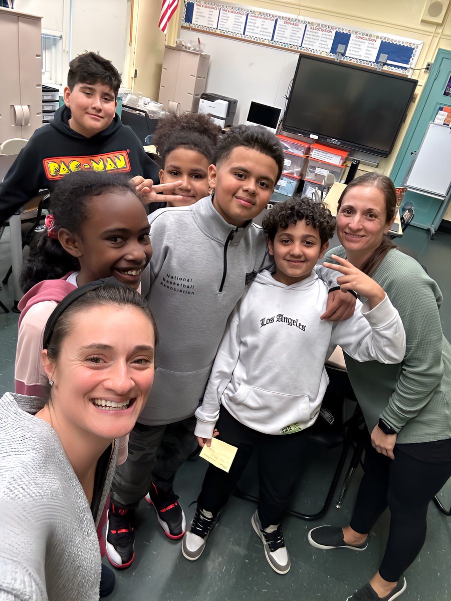 danielleamck's tweet photo. @PS21si @DOEChancellor @DrMarionWilson @Minecraft The 21 SPARK Warriors are ready to share their designs with the rest of the boroughs for the Minecraft Build Challenge! Big shout out to the most energetic and determined team ❤️💪 https://t.co/gQ0GR4j07Y