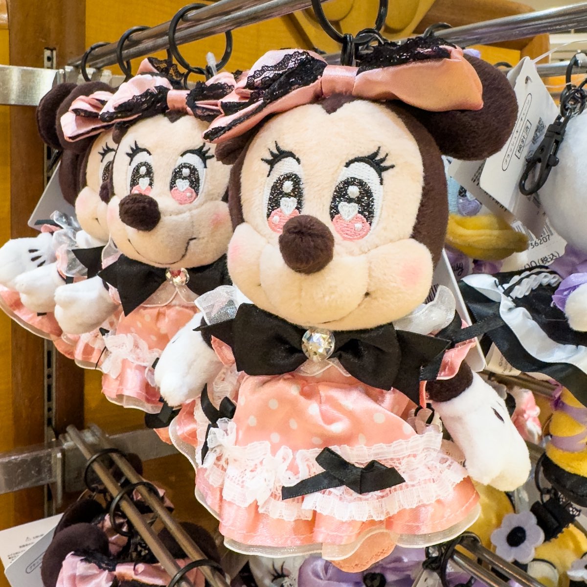 裕*様 未使用　ディズニー　デイジー　ストリート系　ぬいぐるみキーチェーン 新品 未使用】ディズニーリゾート デイジー ストラップ キーチェーン