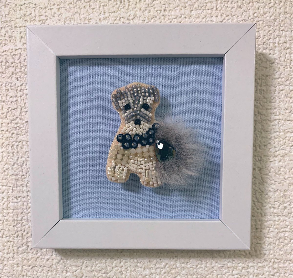 you84_m's tweet photo. オーガンジー刺繍に@lemeace レミースで購入したビーズを合わせたけど割れそうで怖かった。苦戦してる間にラ��糸がモケモケに。犬ブローチは使わないので額に飾った。これを家中に飾って動物園にする https://t.co/OwDB70s0Fs