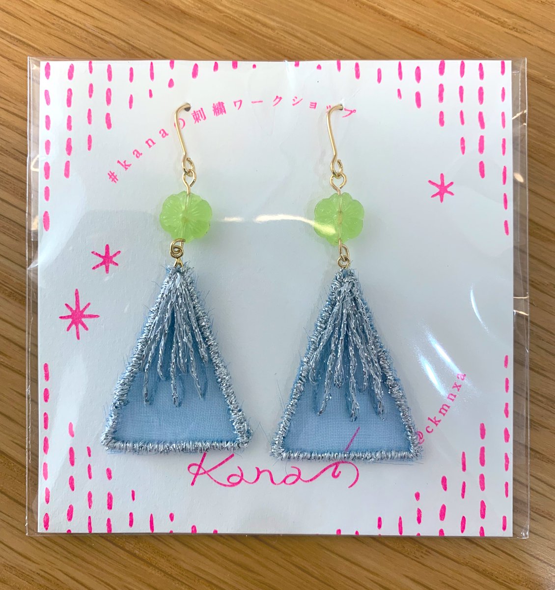you84_m's tweet photo. オーガンジー刺繍に@lemeace レミースで購入したビーズを合わせたけど割れそうで怖かった。苦戦してる間にラ��糸がモケモケに。犬ブローチは使わないので額に飾った。これを家中に飾って動物園にする https://t.co/OwDB70s0Fs