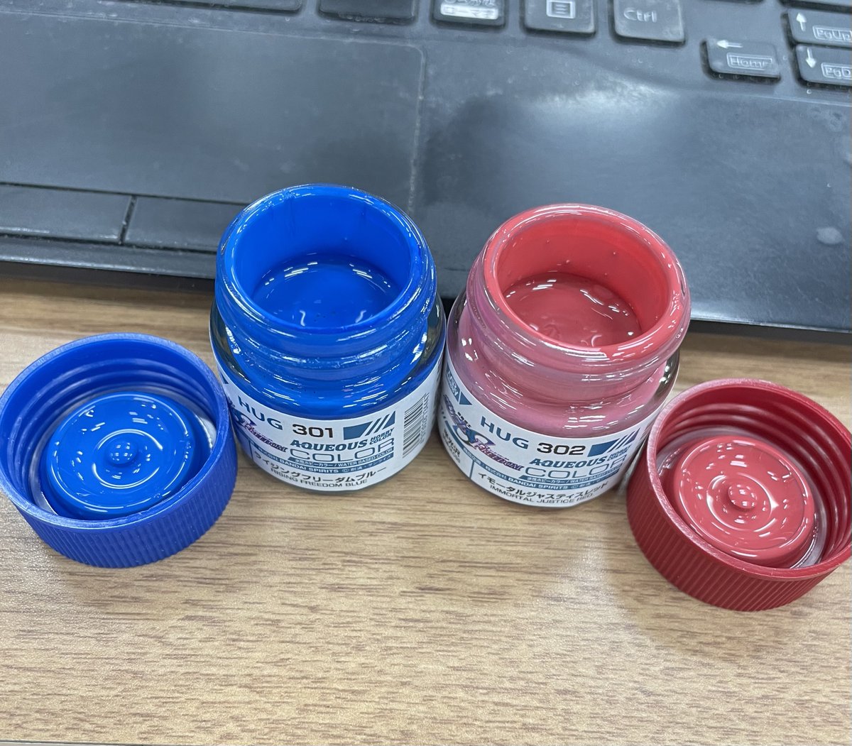 クレオスさんの水性カラー新色着
●HUG301 ライジングフリーダムブルー
●HUG302 イモータルジャスティスレッド
SEEDフリーダムメイン処の2色着。
ワンポイントで部分塗装される方も、全塗装される方も
どのような扱い方も可能と思われる。
ジャスティスレッドはややくすんだ感じ。