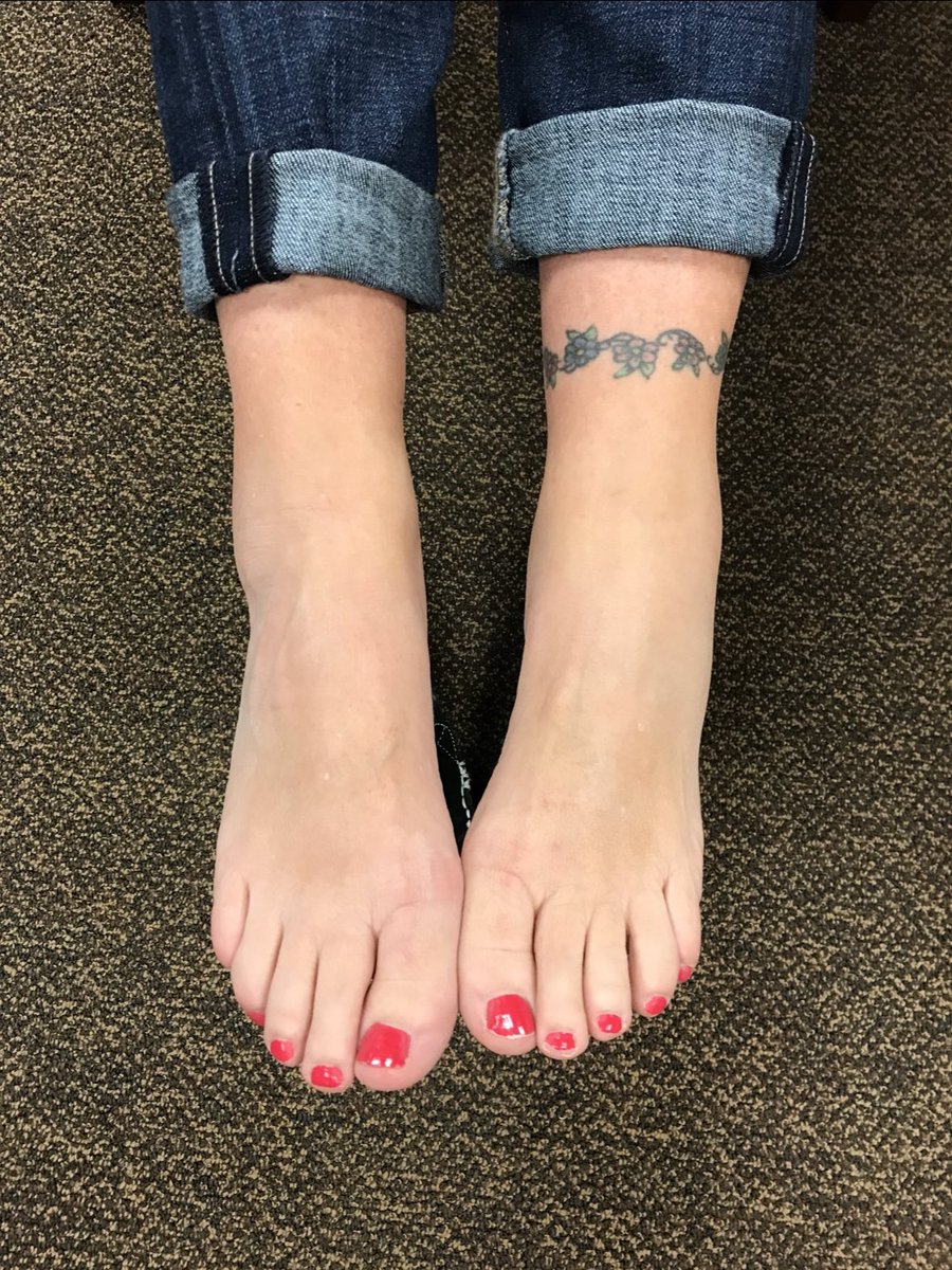 Been a bit, I owe y’all a little sum sum. Suck my toes, or suck my titties? #tits #slutwife #milf #feet #footfetısh