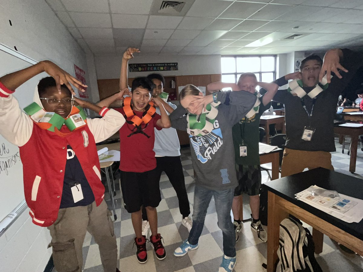 MsHertzler's tweet image. Energy flow chains!!! Side note I have no idea why they are holding up 4’s haha! More to come tomorrow #advancedcourse #sped #science #energyflow @LJHMustangs @LCISDScience