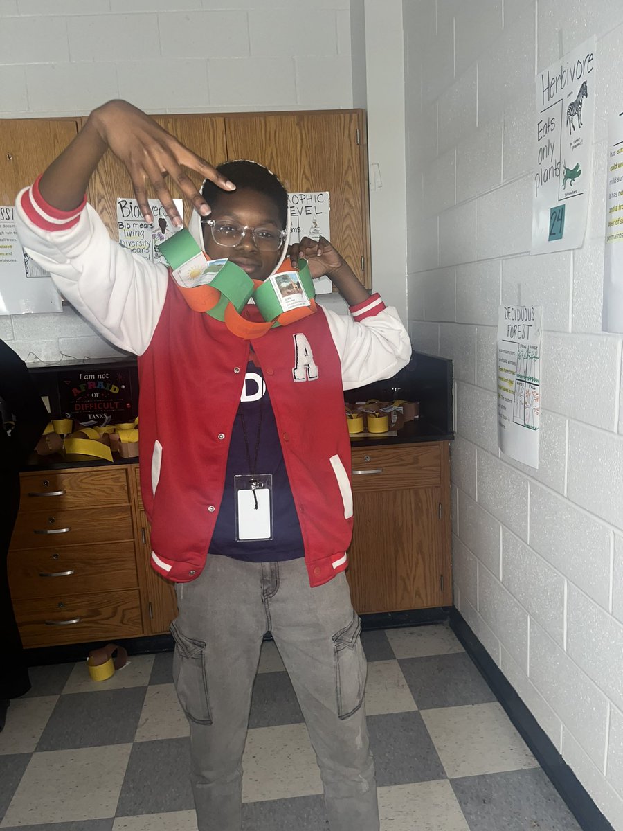 MsHertzler's tweet image. Energy flow chains!!! Side note I have no idea why they are holding up 4’s haha! More to come tomorrow #advancedcourse #sped #science #energyflow @LJHMustangs @LCISDScience