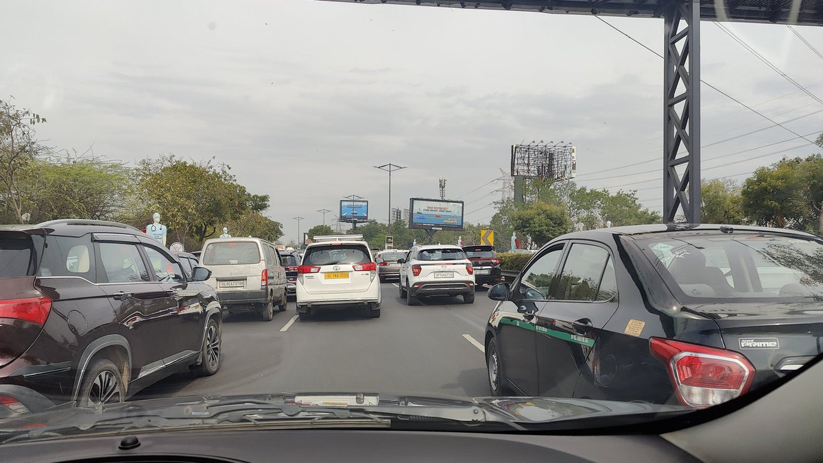 reachkavinash's tweet photo. @dtptraffic @DCPSouthDelhi @DCPSEastDelhi @noidatraffic @DelhiGovDigital @ArvindKejriwal @myogiadityanath @AmitShah @aajtak @ndtv Due to suspected Farmer protest in Delhi, 1 lane of DND blocked by Police &amp; we as citizen facing huge issue each day with min 30-40 min delay at DND. https://t.co/KAgPIveawC