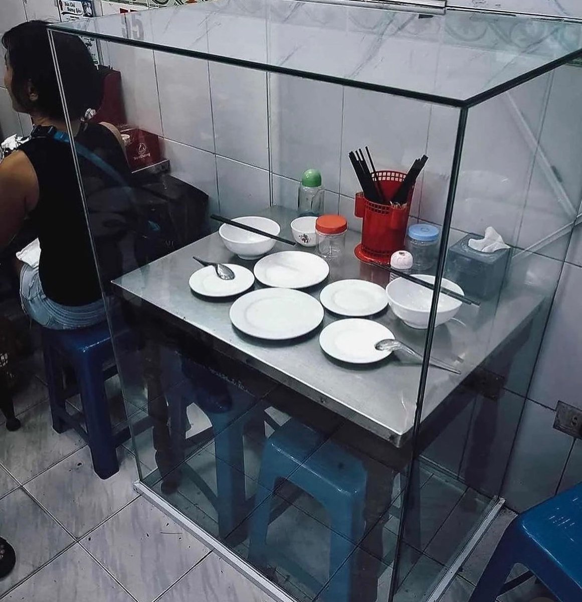 The restaurant where Anthony Bourdain and Barack Obama ate dinner encased their table in glass (2016)