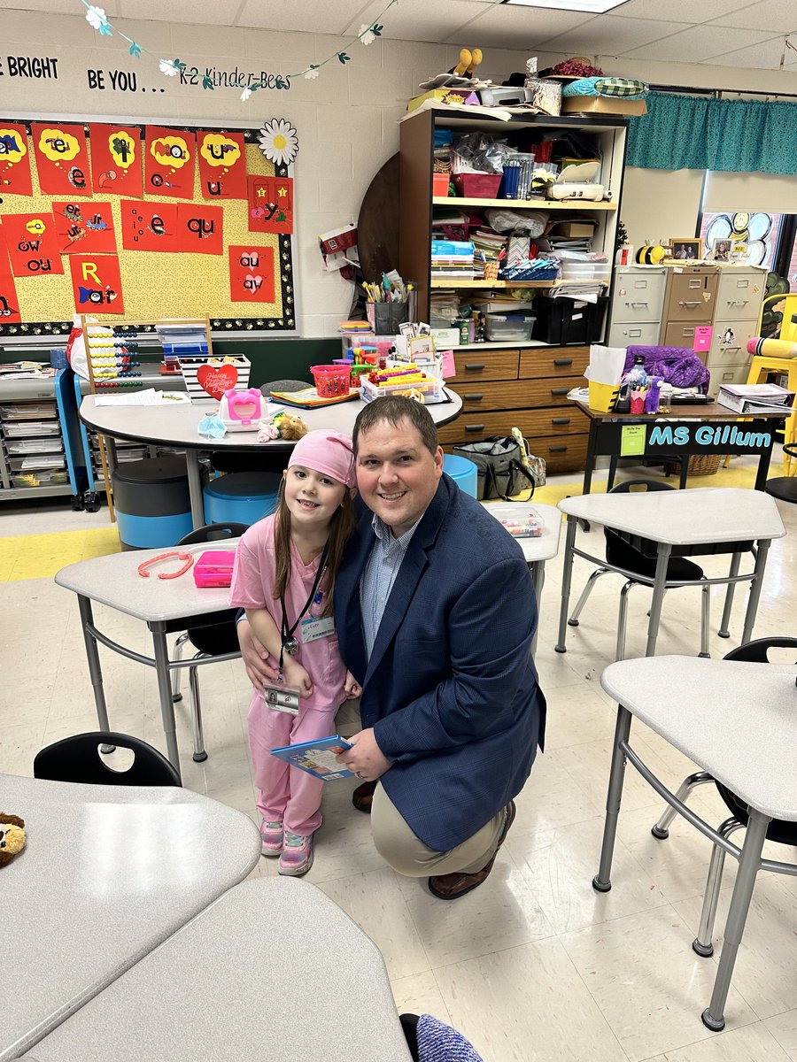 PrincipalLoring's tweet photo. Today, I had the absolute pleasure of being a guest reader in Mrs. Headley’s kindergarten class as part of Read Across America Week!
My proudest moment was when asked what Mr. Loring’s title is at Jefferson-Morgan all of of Evee’s classmates yelled, “Evee’s Dad!”
#JMPride https://t.co/ob7Hlht4mS