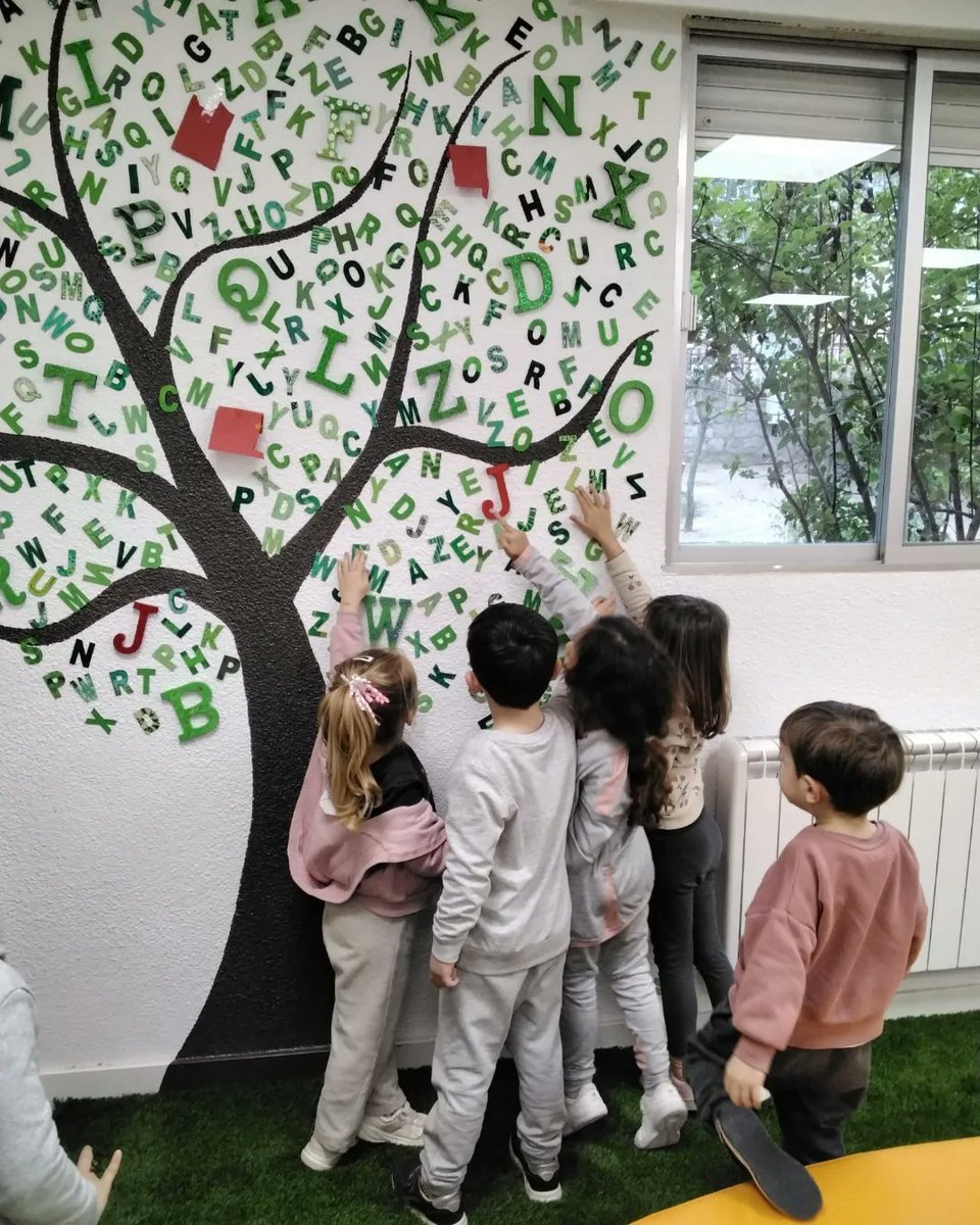 La biblioteca Javier González Gallardo estrena su árbol de las letras...
¡Y no le falta detalle!
¿Quién será capaz de encontrar el nombre oculto en la copa del árbol? (Nombre y dos apellidos)
PISTA: Novelista y dramaturgo canario del siglo XIX, muy relacionado con el cole...