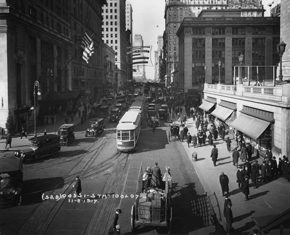 Imagine hopping off a train at Grand Central in 1917, waving down a horse-drawn wagon! The original curbside pickup! 🐴🚖 📸 : New York Transit Museum #grandcentral