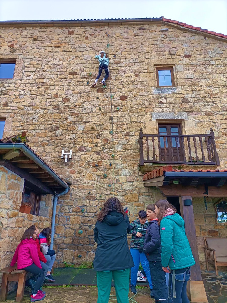 ceippqalameda's tweet photo. Nuestros alumnos llevan 3 días de inmersión lingüística en @alberguecorcont Lluvia, nieve, viento, frío.. pero muchas muchas ganas de aprender pasándolo bien. #elcolemasbonitodelmundo @FAPA_Valladolid @piEFcitosCaMiNo @educacyl https://t.co/VI1PpNALzp