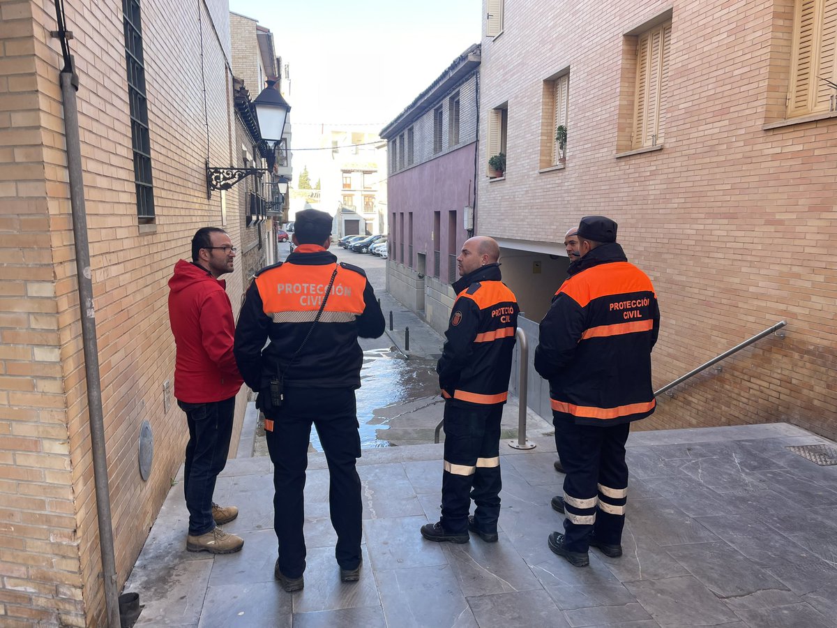 carlalopcil's tweet photo. Imágenes que nos ha dejado la crecida del Río #Ebro a su paso por #Tudela #Navarra
Calles del casco antiguo y algún garaje anegados por el agua del #Queiles https://t.co/60WvsejPLe
