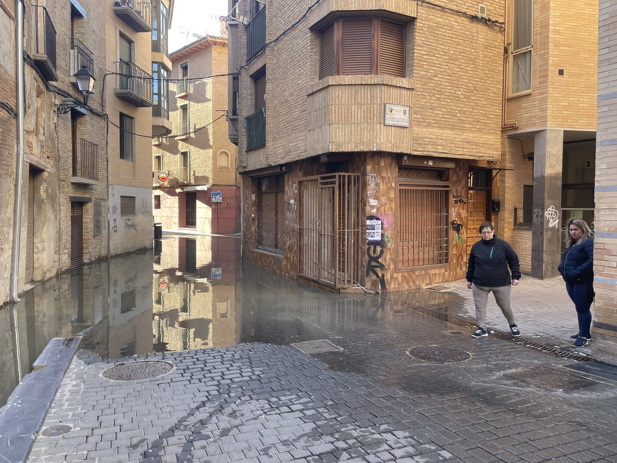 carlalopcil's tweet photo. Imágenes que nos ha dejado la crecida del Río #Ebro a su paso por #Tudela #Navarra
Calles del casco antiguo y algún garaje anegados por el agua del #Queiles https://t.co/60WvsejPLe