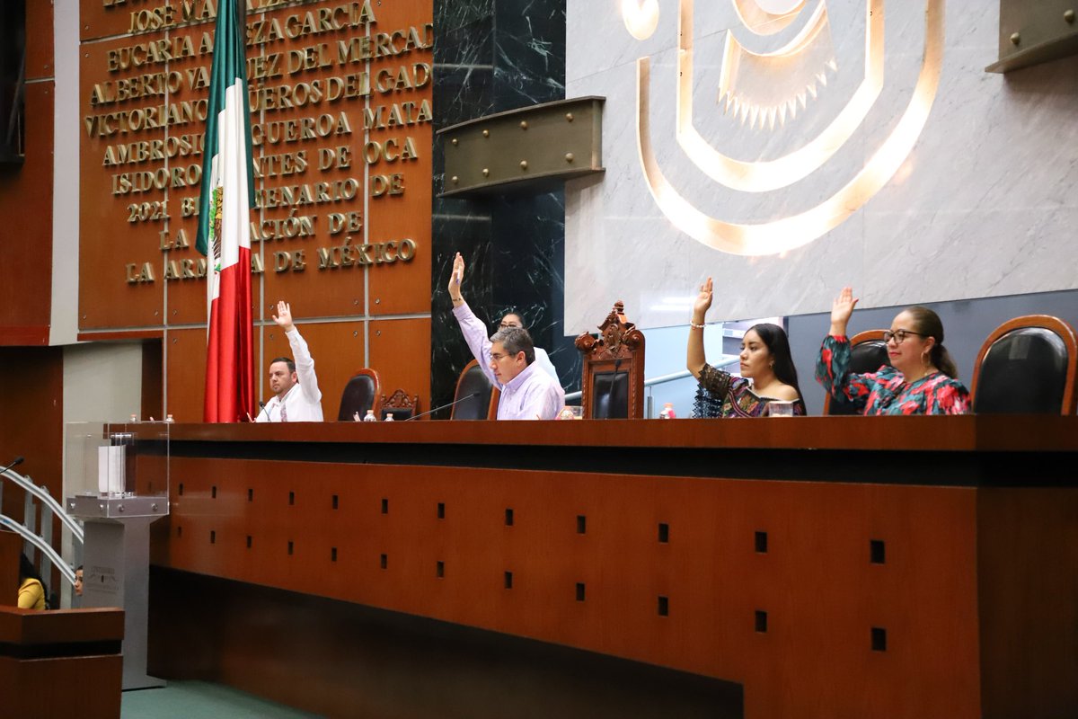 Hoy se realizó la última sesión de la Comisión Permanente, a la que asistieron <a href="/Esteban_AM/">Esteban Albarrán</a> <a href="/HectorAprezaSI/">HéctorAprezaPatrón</a> <a href="/AliciaZamora_/">Alicia Zamora Villalva</a> quienes aprobaron licencias a diputad@s y regidor@s. Se clausuró el 1er periodo de receso del 3er año de ejercicio constitucional de la actual legislatura