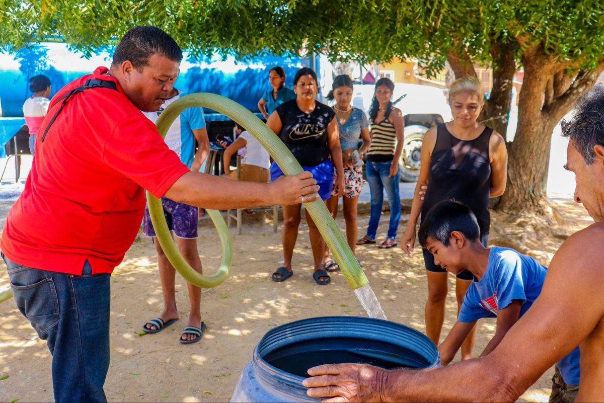 joseaelchino's tweet photo. Ayer, distribuimos cuanto pudimos en Los Delfines, llevando gratuitamente el vital líquido, como paliativo ante la delicada situación que viven decenas de miles de vecinos del municipio.
La orden es AGUA PARA NUESTRA GENTE 💧pero no es la solución a la dura realidad
#28Feb https://t.co/LTB9TXRmmp
