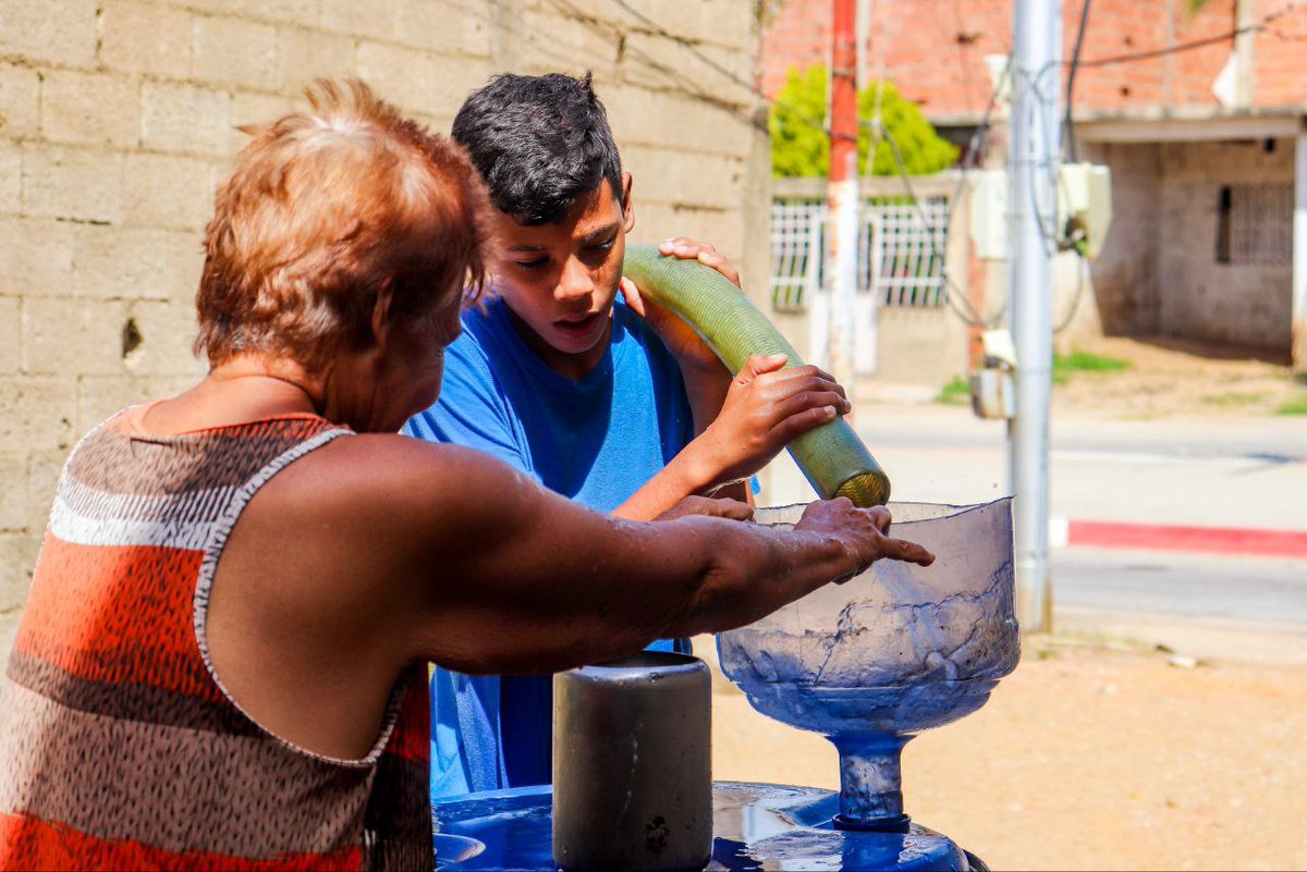 joseaelchino's tweet photo. Ayer, distribuimos cuanto pudimos en Los Delfines, llevando gratuitamente el vital líquido, como paliativo ante la delicada situación que viven decenas de miles de vecinos del municipio.
La orden es AGUA PARA NUESTRA GENTE 💧pero no es la solución a la dura realidad
#28Feb https://t.co/LTB9TXRmmp