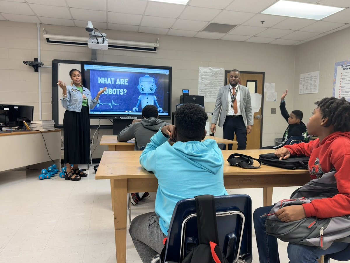 TechSavvyC's tweet image. Had a blast coding with Mr. Lawrence's amazing students @ClementsMiddle today! Their creativity with Dash was off the charts! Can't wait to see what they code next! #STEMlearning #futurecoders #NCSST4T #SpiritPrideExcellence @WonderWorkshop