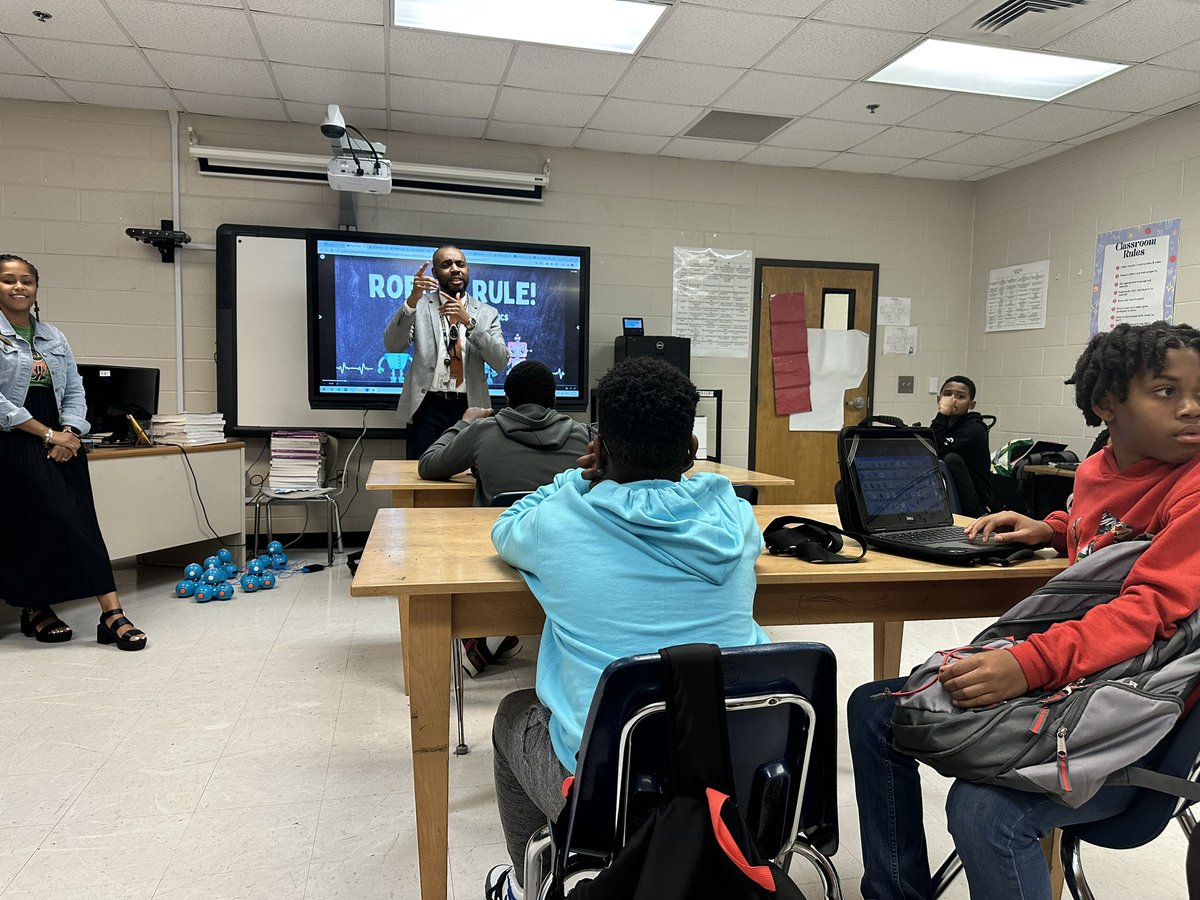 TechSavvyC's tweet image. Had a blast coding with Mr. Lawrence's amazing students @ClementsMiddle today! Their creativity with Dash was off the charts! Can't wait to see what they code next! #STEMlearning #futurecoders #NCSST4T #SpiritPrideExcellence @WonderWorkshop