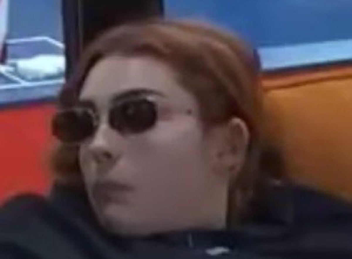 iamconfused8_'s tweet photo. Es que veo a violeta hacer ese gesto y es el meme de Sherk haciendo así  #KiVi28F https://t.co/w8jk1RNYeO