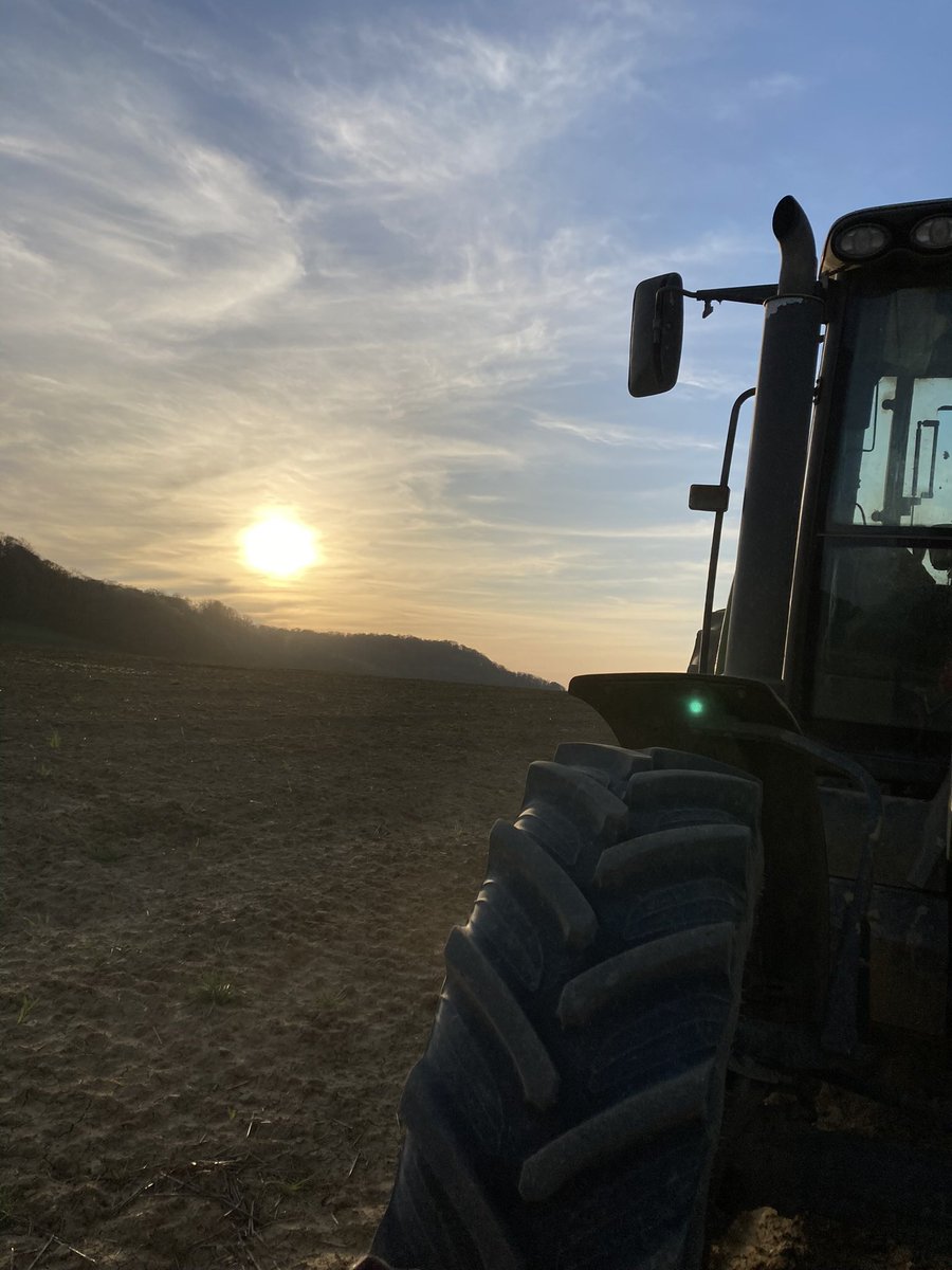 Des mois qu’on me dit que je dois me lancer sur Twitter. D’ailleurs,ça fait tellement longtemps que c’est devenu X 😅

À priori, faut faire court ici, donc : 

je suis là pour montrer les réalités agricoles pour qu’enfin on parle agriculture pas que pendant le <a href="/Salondelagri/">Salon International de l'Agriculture</a>