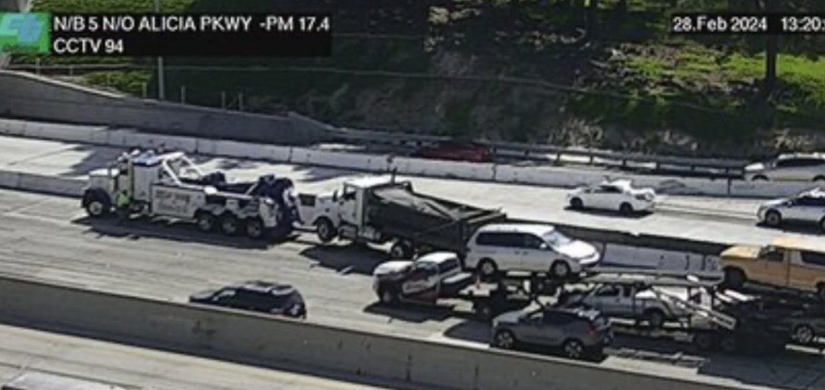 Here’s the #SIGALERT  in #LagunaHills.  This stalled dump truck blocks the two RT lanes at Alicia Pkwy on the SB #5fwy.  The tow is about to get it out of your way. @knxnews