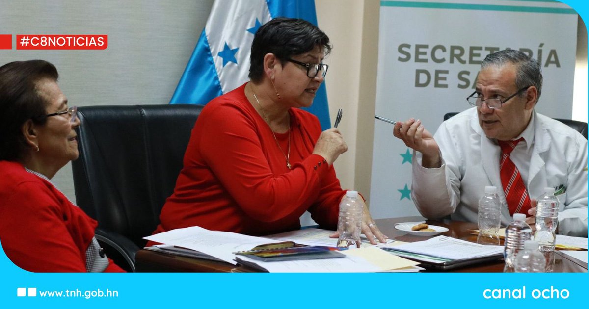 Canal8_hn's tweet photo. #C8Noticias |👩🏻‍⚕️👨🏻‍⚕️ A partir del 1 de marzo se hará efectivo el otorgamiento de 229 plazas para médicos generales, afirmó la titular de la Secretaría de @saludgobhn (Sesal), Carla Paredes.

🔺Además, el Gobierno de la Presidenta @XiomaraCastroZ en este año otorgará 172 plazas para médicos especialistas que serán sometidas a proceso de concurso. 
 
🔺Paredes anunció la buena noticia en la reunión sostenida este martes con la junta directiva del Colegio Médico de Honduras (CMH), que preside recientemente el doctor Samuel Santos. 

👉La funcionaria adelantó que la asignación de este recurso humano se orientará a cubrir las necesidades de la población en los hospitales del interior del país, que a vez, descongestionará el Hospital Escuela en Tegucigalpa y el Hospital Mario Catarino Rivas de San Pedro Sula.

🔺Otro de los acuerdos en este año, se orienta al otorgamiento de plazas a los médicos que se encuentran en interinato por antigüedad.

🔺En el encuentro con los directivos del CMH, la titular de Salud convino para este 06 de marzo, la integración de una comisión especial que revisará el despido de 17 médicos, que según, el gremio, concluyeron su relación laboral sin justificación en los últimos días.

🔺En seguimiento, para el 11 de marzo la comisión notificará a la máxima autoridad sanitaria si la separación de los galenos se hizo en apego a la ley. 

🔺Paredes explicó que el equipo administrativo trabaja para que al  05 mayo se haga efectivo el pago de reajuste por Índice de Precios al Consumidor (IPC) a los médicos cuyo patrono es la Secretaría de Salud. 

🔺A la pregunta de si se está mejorando el abastecimiento de medicamentos en la red sanitaria.

🗣️La funcionaria detalló que el abastecimiento de medicamentos vitales y esenciales alcanza el 86 por ciento y un 78 por ciento en generales.

🔺También se informó a los directivos del CMH que la licitación nacional de medicamentos del 2024 está en marcha y se adjudicará a las empresas oferentes antes que termine febrero. 

👉La compra garantizará la eliminación del fantasma del desabastecimiento a inicios del 2025. 

🔺La ministra Paredes pormenorizó que dentro del  plan estratégico del Gobierno en salud, se contempla la construcción de 8 nuevos hospitales de los cuales tres ya están en edificación. 

🔺Se suma la entrega continua de equipo médico y diagnóstico para todos los hospitales públicos. 

🔺Finalmente, la funcionaria aclaró que no existe interés de realizar una revisión del Estatuto del Médico Empleado.

#Sesal #Médicos #Canal8 #Plazas