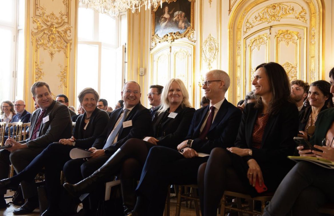 Franck Riester (@franckriester) on Twitter photo Aujourd’hui à <a href="/amchamfrance/">AmCham France</a> j’ai redit la détermination d’<a href="/EmmanuelMacron/">Emmanuel Macron</a> et du <a href="/gouvernementFR/">Gouvernement</a> pour continuer à attirer les investisseurs du monde entier et faciliter la réalisation de leurs projets en France.
Les 🇺🇸 sont les 1er investisseurs étrangers en 🇫🇷, avec 17 000 Aujourd’hui à <a href="/amchamfrance/">AmCham France</a> j’ai redit la détermination d’<a href="/EmmanuelMacron/">Emmanuel Macron</a> et du <a href="/gouvernementFR/">Gouvernement</a> pour continuer à attirer les investisseurs du monde entier et faciliter la réalisation de leurs projets en France.
Les 🇺🇸 sont les 1er investisseurs étrangers en 🇫🇷, avec 17 000