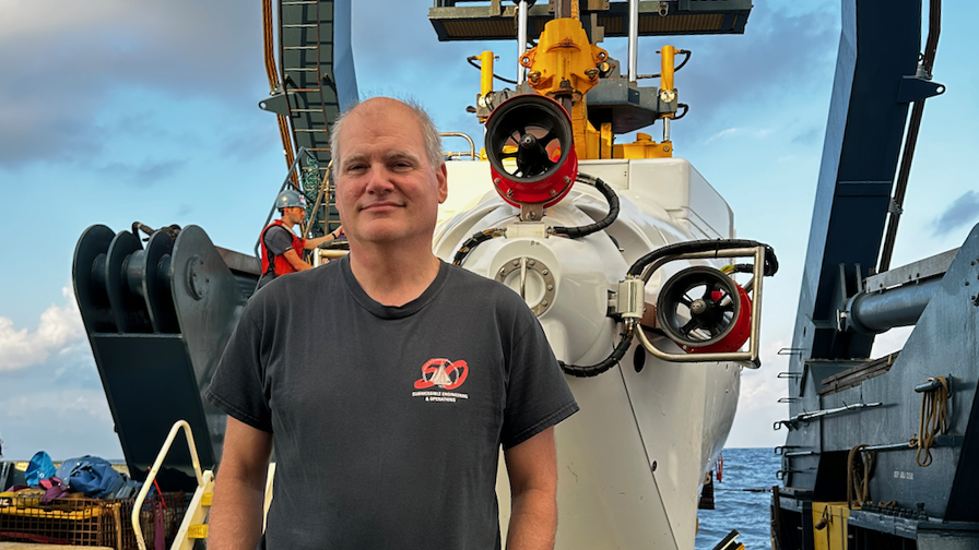 WHOI's tweet photo. 🎉 Today, Rick Sanger completed his 50th dive in #HOVAlvin since becoming a pilot 3 years ago! Today's dive took place at the East Pacific Rise, a fast-spreading mid-ocean ridge where scientists think a seafloor volcanic eruption is likely.
📸 by Dan Fornari © #WHOI
#NSFfunded https://t.co/XPXJRQrLDI