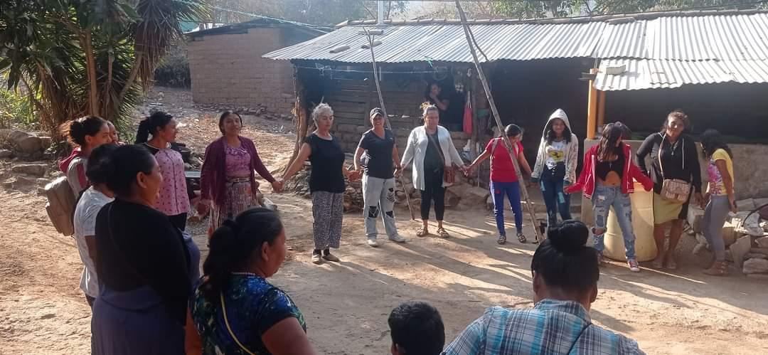 Organización, formación simultánea a nivel nacional. Sanarate progreso también la red de mujeres, analizamos la situación de pobreza en Guatemala, identificamos las causas y reflexionamos el impacto hacia nosotras. Urge construir el estado plurinacional para el buen vivir.