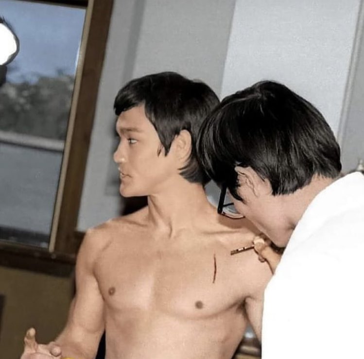 kurumabaka4649's tweet photo. 鈴木寛館長につけられた傷を描いてもらう陳 真🖌️
#精武門
#FistofFury
#TheChineseConnection https://t.co/3drxBbT2qt