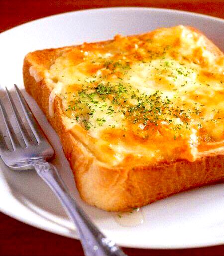Daichan1973_12's tweet photo. みなさん　おはようございます♪👩🏻‍🚒
2/29(木)の朝です。
4年に一度しかない2/29貴重な日ですね！😉
今日一日頑張って乗り切りましょう👍

お腹空いたからパン食べよう！

頂きます😋😋😋 https://t.co/rkB4Opnbh0