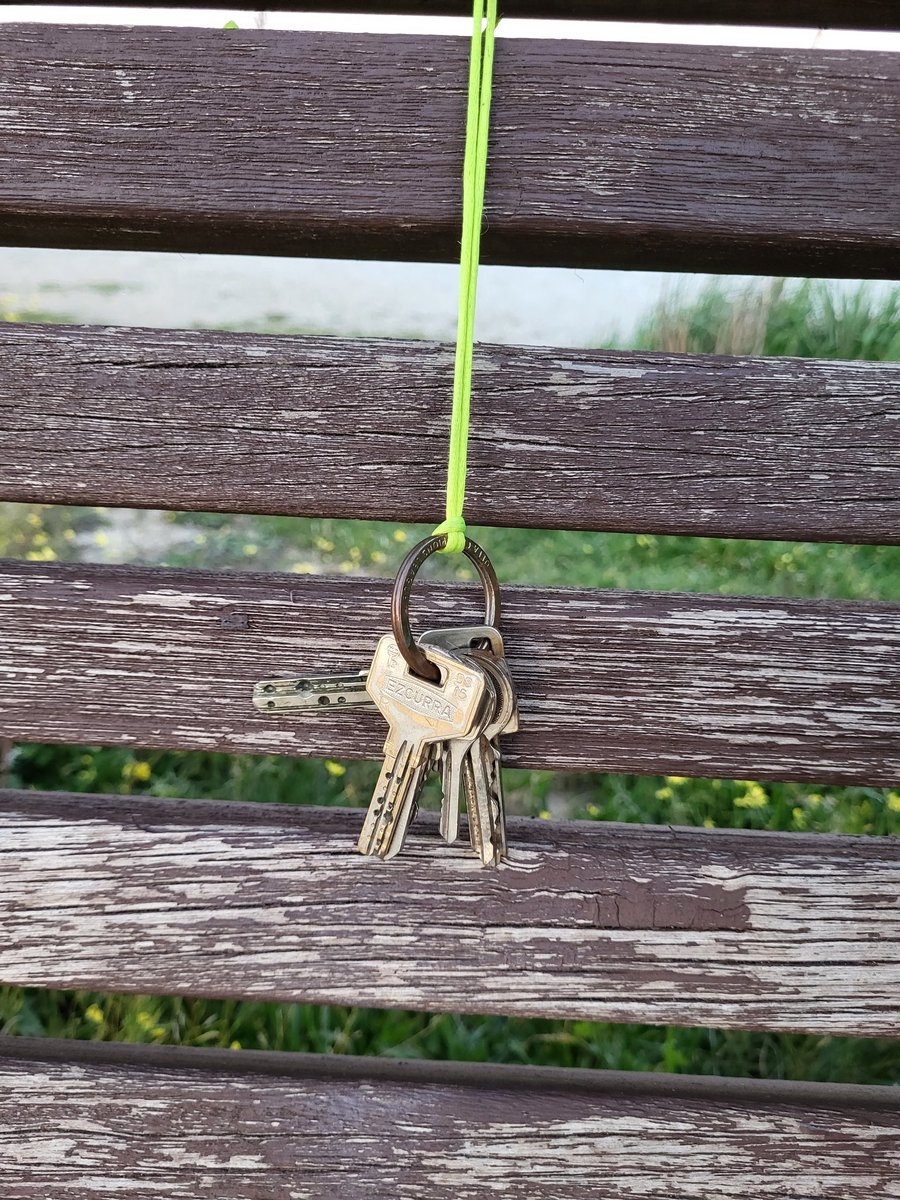 Estás llaves llevan varios días colgadas... Si eres de Móstoles ayuda a encontrar a su dueño con un Rt ¡Gracias!